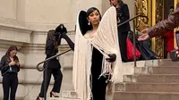 Momen Cardi B Bawa Burung Gagak Sebagai Aksesori ke Paris Couture Fashion Week
