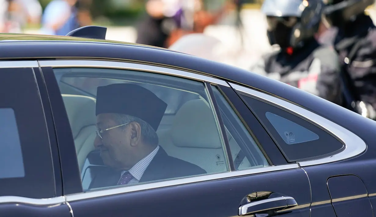 Perdana Menteri interim Malaysia Mahathir Mohamad meninggalkan di Istana Negara di Kuala Lumpur, Malaysia, pada 27 Februari 2020. Diduga Raja Malaysia Sultan Abdullah Sultan Ahmad Shah memanggil Mahathir untuk membahas jabatan PM Malayasia berikutnya.  (AP/Vincent Thian)