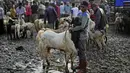 <p>Menurut pedagang setempat, menjelang Hari Raya Idul Adha pasar hewan tersebut kian ramai pembeli. (AP Photo/Dita Alangkara)</p>