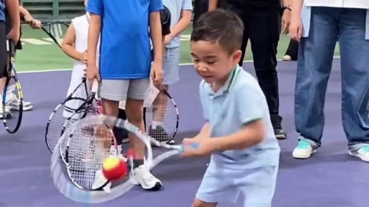 Potret Rayyanza Ikut Latihan Tenis Didampingi Nagita Slavina. (instagram/tercipungcipung)