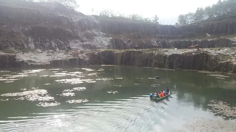 Hanya dengan Rp 5.000 wisatawan bisa berperahu dua putaran di Danau Puncak Bukit Tampomas, Gentasari, Banjarnegara, seluas 1,8 hektare. (Foto: Liputan6.com/Muhamad Ridlo)