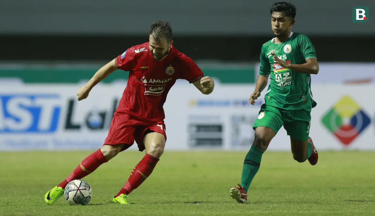 Persija Jakarta berulang kali menggempur barisan pertahanan PSS. Permainan PSS kembali canggung dengan banyak melakukan kesalahan sehingga bola mudah hilang dan kerap melakukan pelanggaran. (Foto: Bola.com/M Iqbal Ichsan)