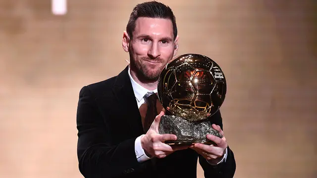 Foto: Metamorfosa Wajah Lionel Messi dalam Momen Foto Bareng 8 Trofi Ballon d'Or yang Diraihnya