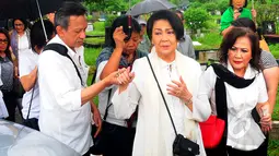 Rima Melati saat tiba di TPU Tanah Kusir untuk melihat pemakaman suaminya Frans Tumbuan, Kebayoran Lama, Jakarta, Rabu (25/3/2015). (Liputan6.com/Yoppy Renato)