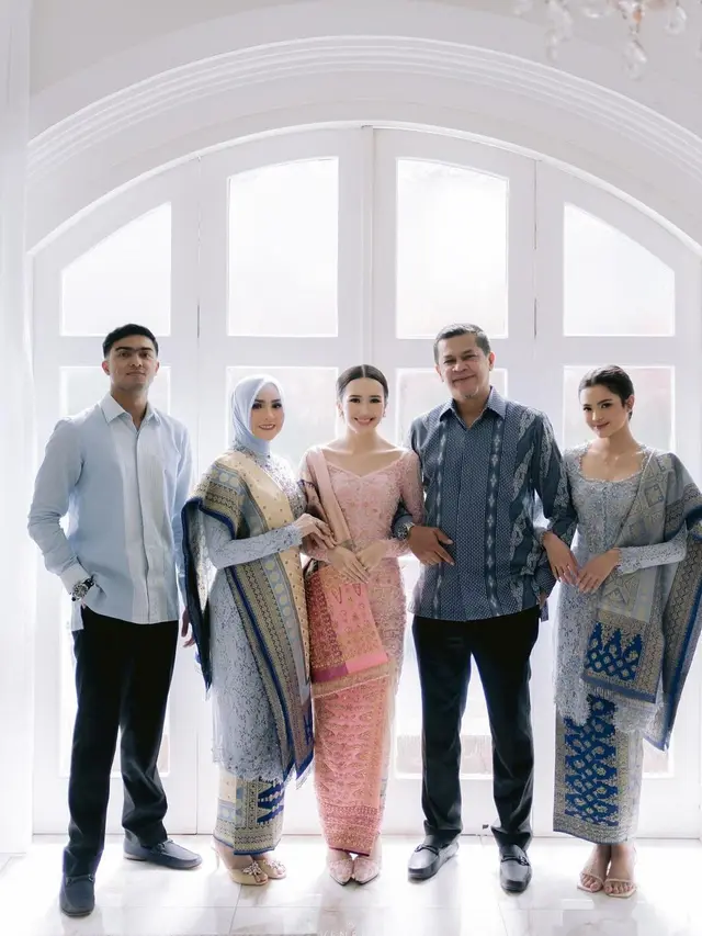 Kakak-Adik Good Looking, Pesona Anggun Cut Keysha Berkebaya di Acara Pertunangan Beby Tsabina