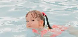 berenang bisa menjadi rekomendasi berenang untuk anak usia 12 tahun. credits: pexels/higarcia