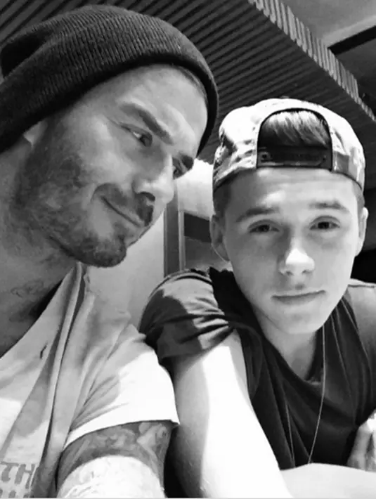 Ketampanan yang dimiliki Brooklyn sudah diturunkan oleh David Beckham. Inilah momen dimana keakraban seorang ayah dan anak yang telah di unggah oleh Brooklyn,  di akun jejaring sosialnya. (via instagram@brooklynbeckham/Bintang.com)