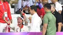 Presiden Jokowi menyapa penonton saat tiba untuk menyaksikan Final Bulutangkis Beregu Putra Asian Games 2018 antara Indonesia melawan China di Jakarta, Rabu (22/8). (Liputan6.com/Helmi Fithriansyah)