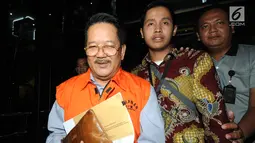 Pemilik PT Jasa Promix Nusantara dan PT Secilia Putri, Sibron Azis dikawal petugas usai menjalani pemeriksaan di gedung KPK, Jakarta, Jumat (25/1). Sibron Azis resmi ditahan 20 hari kedepan untuk memudahkan pemeriksaan. (merdeka.com/Dwi Narwoko)