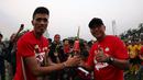 Alfin Tuasalamony menerima piala dari rekan-rekan pesepakbola yang diserahkan Rahmad Darmawan. (Bola.com/Arief Bagus)