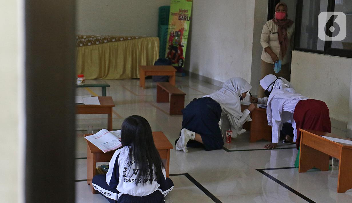 Sejumlah siswa belajar di Aula Kelurahan Jatirahayu, Bekasi, Jawa Barat, Rabu (29/7/2020). Pemerintah Kota Bekasi melalui Kelurahan Jatirahayu menyediakan fasilitas wifi gratis bagi siswa yang terkendala kuota internet dalam kegiatan belajar secara daring. (Liputan6.com/Herman Zakharia)