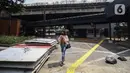 Seorang wanita berjalan di area Stasiun Tebet, Jakarta, Senin (6/9/2021). Penataan kawasan Stasiun Tebet yang hampir rampung itu demi mendukung integrasi antarmoda transportasi di Jakarta. (Liputan6.com/Johan Tallo)