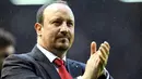 Liverpool manager Rafael Ben&iacute;tez applauds fans after the Premier league football match against Manchester City at Anfield, Liverpool, north-west England, on May 4, 2008. AFP PHOTO/ANDREW YATES