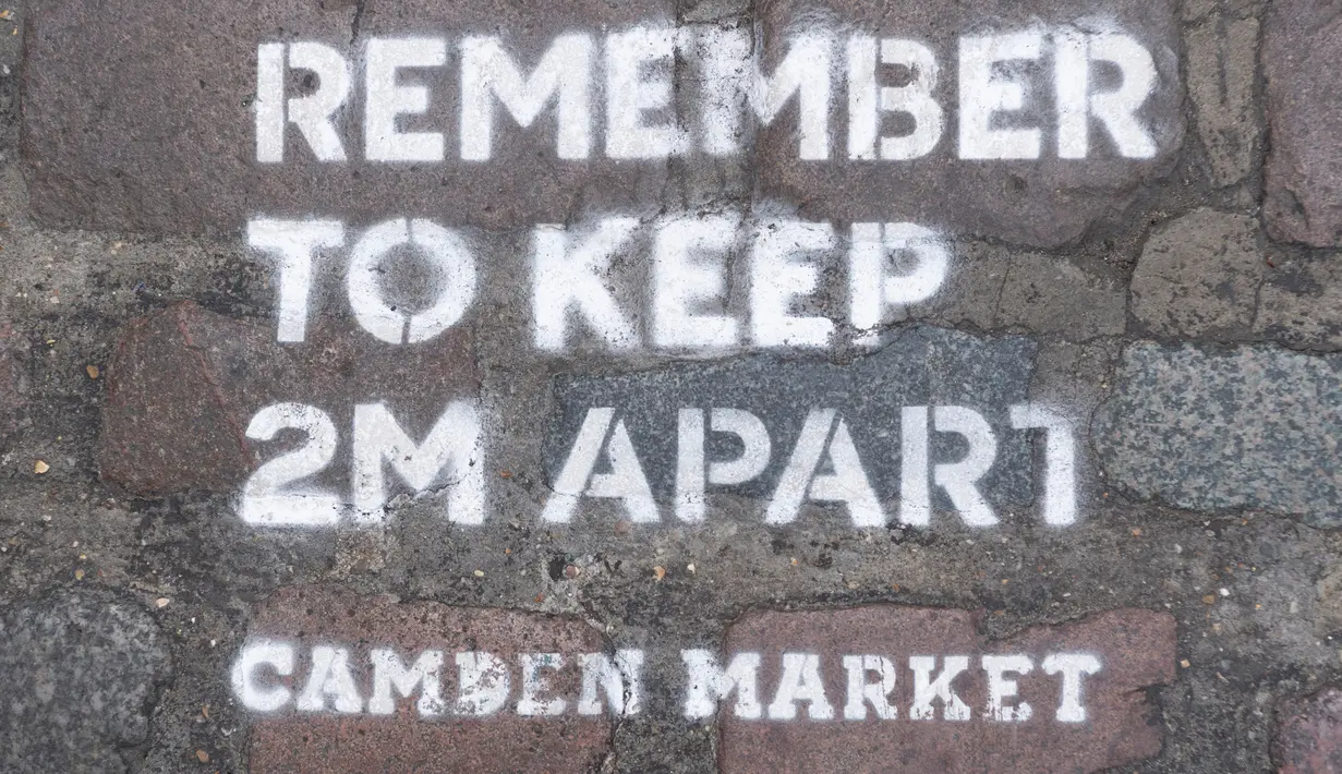 Foto pada 2 Juni 2020 menunjukkan informasi untuk menjaga jarak sosial bagi pengunjung di Pasar Camden di London, Inggris. Bisnis retail di ruangan terbuka dan ruang pamer mobil kembali dibuka mulai 1 Juni, sementara bisnis retail nonesensial lainnya akan dibuka pada 15 Juni. (Xinhua/Ray Tang)