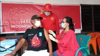 Kabinda Sumut Brigjen TNI Asep Jauhari Puja Laksana mendampingi peserta vaksin Binda Sumut, Minggu (27/3/2022)