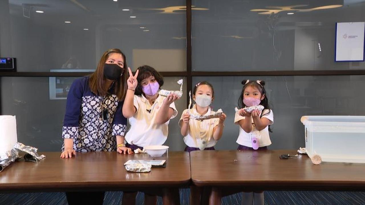 Gempita Nora (dua dari kanan) bersama teman-temannya menunjukkan hasil STEAM Boat Challenge  di workshop Sampoerna Academy EduFest 2022. (Istimewa)