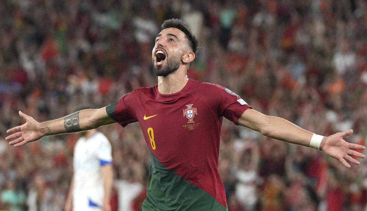 Selebrasi gelandang Timnas Portugal, Bruno Fernandes setelah mencetak gol ketiga ke gawang Bosnia Herzegovina pada laga Grup J Kualifikasi Euro 2024 di Luz Stadium, Lisbon, Portugal, Minggu (18/6/2023) dini hari WIB. (AP Photo/Armando Franca)