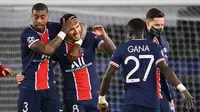 Para pemai Paris Saint-Germain (PSG) merayakan kemenangan atas Bayern Munchen pada laga Liga Champions di Stadion  Parc des Princes, Rabu (14/4/2021). PSG takluk dengan skor 0-1. (AFP/Frank Fife)