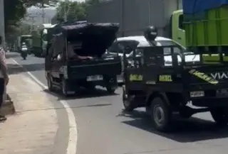 Sebuah mobil pikap yang mengangkut jenazah dari Wongsorejo menuju Rogojampi dilaporkan terjebak di tengah antrean kendaraan yang mengular hingga 11 kilometer. (Liputan6.com/Hermawan Arifianto)