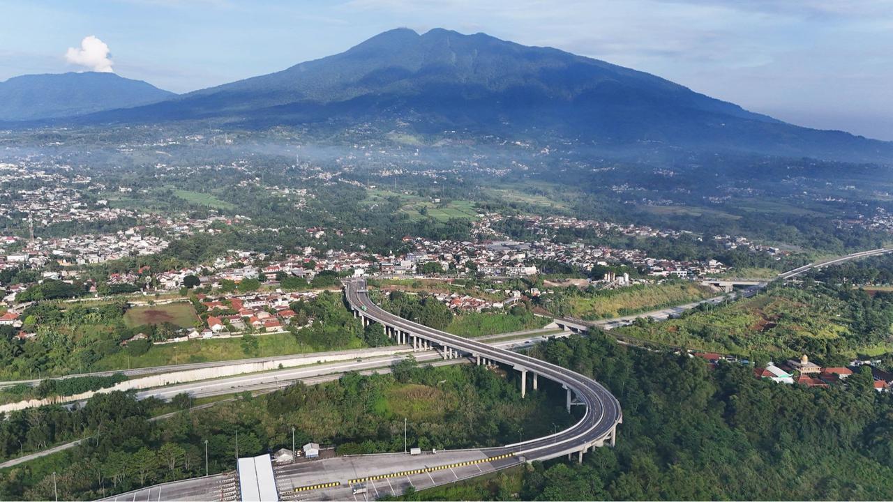 Keindahan Tol Bocimi dengan latar belakang Gunung Salak