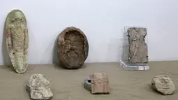 Barang antik yang dikembalikan ke Irak oleh museum swasta di Lebanon dipajang di Museum Nasional Irak di ibu kota Baghdad (8/2/2022). Pengembalian Barang antik tersebut sebagai bagian dari upaya luas untuk memulihkan barang antik yang dijarah selama bertahun-tahun perang. (AFP/Sabah Arar)