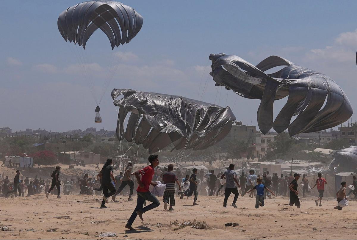 FOTO: Perjuangan Warga Gaza Berebut Bantuan dari Langit