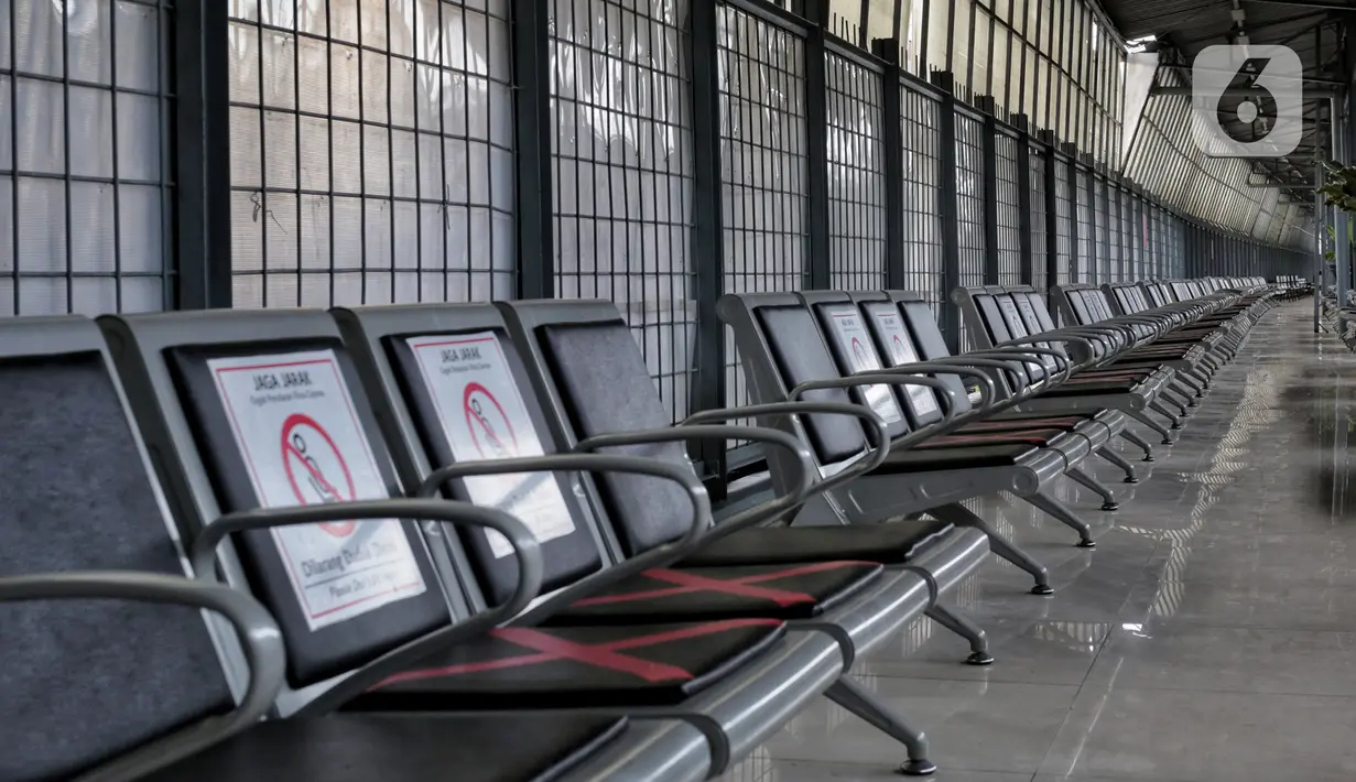 Deretan bangku terlihat kosong di Stasiun Pasar Senen, Jumat (24/4/2020). Terkait larangan mudik Lebaran 2020, Stasiun Pasar Senen untuk sementara tidak melayani keberangkatan kereta jarak jauh dari tanggal 24 sampai 30 April 2020 mendatang. (Liputan6.com/Johan Tallo)