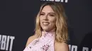 Aktris Scarlett Johansson tersenyum saat menghadiri pemutaran perdana film Fox Searchlights "Jojo Rabbit" di Post 43 di Los Angeles, California (15/10/2019). Johansson mengenakan sepasang sandal perak berornamen dengan tumit stiletto. (AP Photo/Jordan Strauss)