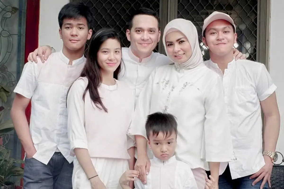 Beranjak Remaja, Ini 6 Potret Anak Kembar Sepasang Fadli Akhmad yang Makin Menawan
