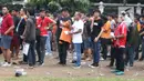 Suporter tim Persija mengantre menukarkan voucher on-line dengan tiket masuk Stadion GBK di Lapangan Blok S, Jakarta, Minggu (9/12). Mereka akan menyaksikan laga penentuan gelar juara Persija di Liga 1 Indonesia 2018. (Liputan6.com/Helmi Fithriansyah)