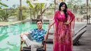 <p>Busana couple dari Titi Kamal dan Christian Sugiono bisa ditiru. Warna berbeda tetap memberi tampilan serasi yang cocok digunakan saat liburan musim panas. [Instagram/titi_kamall]</p>