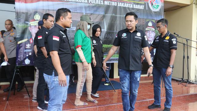 Lucinta Luna saat dirilis di Polres Metro Jakarta Barat (Liputan6.com/ Herman Zakharia)