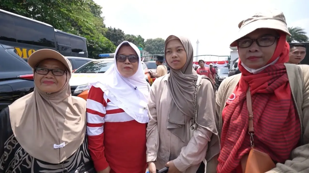 Sejumlah warga yang menghadiri peringatan Kemerdekaan Indonesia yang ke-80 di Jakarta.