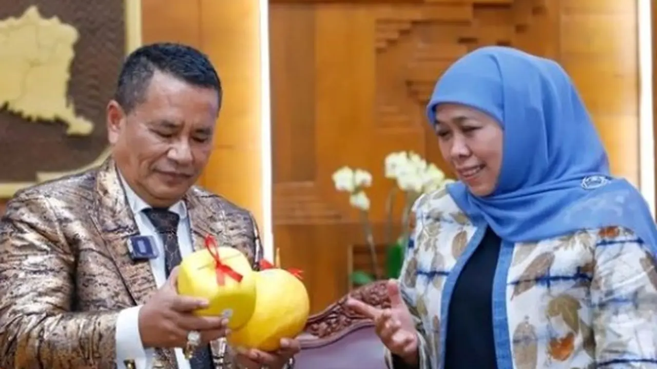 Khofifah menerima kunjungan  Hotman Paris Hutapea di Gedung Negara Grahadi, Sabtu (24/9/2022). (Sumber: instagram khofifah)