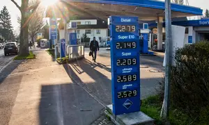 Harga bahan bakar ditampilkan di sebuah SPBU di Frankfurt, Jerman, Kamis, 19 Maret 2026. (AP Photo/Michael Probst)