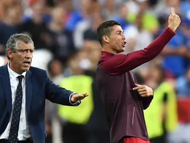 Pelatih Portugal, Fernando Santos (kiri) dan Cristiano Ronaldo memberikan instruksi kepada pemain Portugal saat melawan Prancis pada Final Piala Eropa 2016 di Stade de France, Saint-Denis, Paris,(11/7/2016) dini hari WIB. (AFP/Franck Fife)