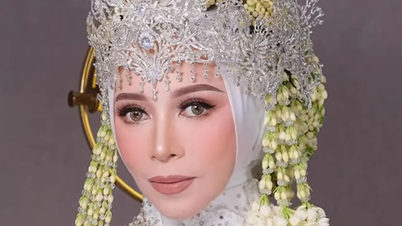 Potret Melly Goeslaw Pakai Siger Sunda di Wedding Anniversary 30 Tahun
