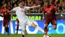 Gelandang Serbia, Namanja Matic (kiri) berusaha merebut bola pemain Portugal Ricardo Queresma pada kualifikasi Piala Eropa 2016 di stadion Luz, Lisbon, Minggu (29/3/2015). Portugal menang 2-1 atas Georgia. (AFP PHOTO/Patricia De Melo Moreira)