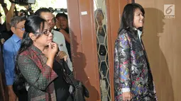 Pengacara sekaligus adik Basuki Tjahaja Purnama, Fifi Lety Indra memasuki ruang sidang perceraian Ahok di Pengadilan Negeri Jakarta Utara, Rabu (31/1). Ahok beserta Veronica Tan sama-sama tak menghadiri sidang perdana ini. (Liputan6.com/Herman Zakharia)