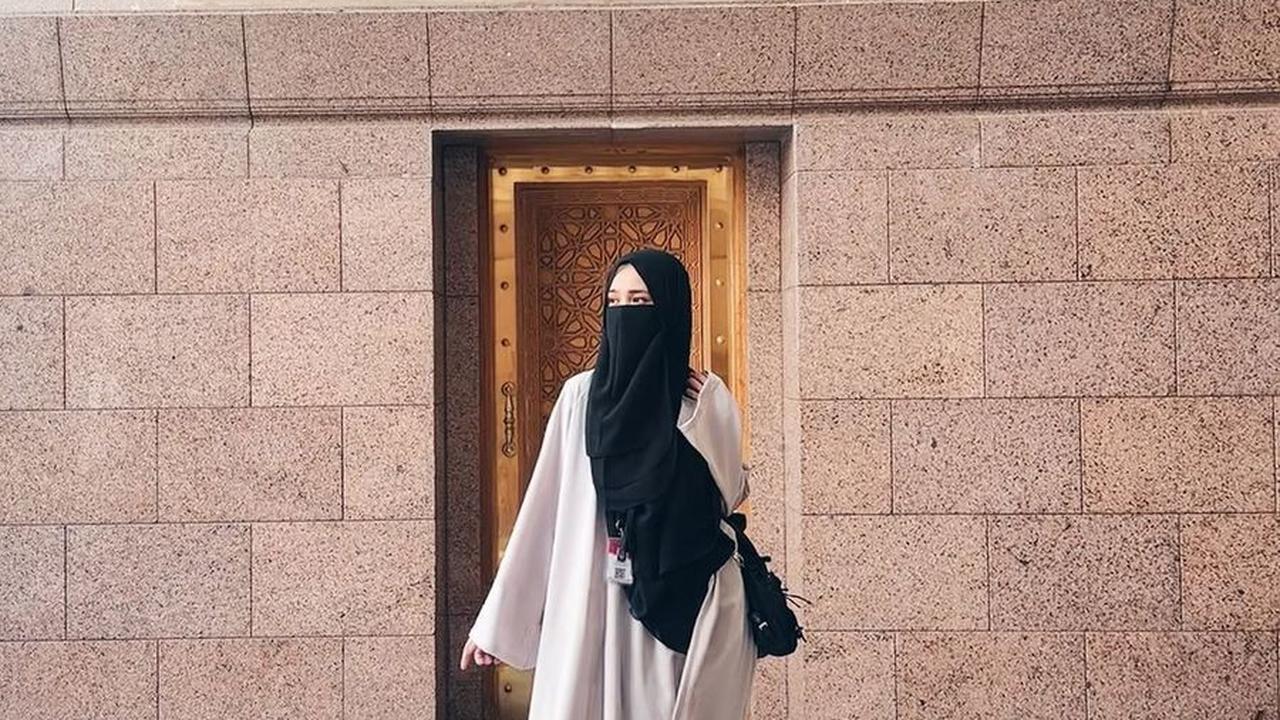9 Potret Michelle Ziudith Berpenampilan Syar'i saat Umrah, Makin Sukses Berkat Ipar Adalah Maut