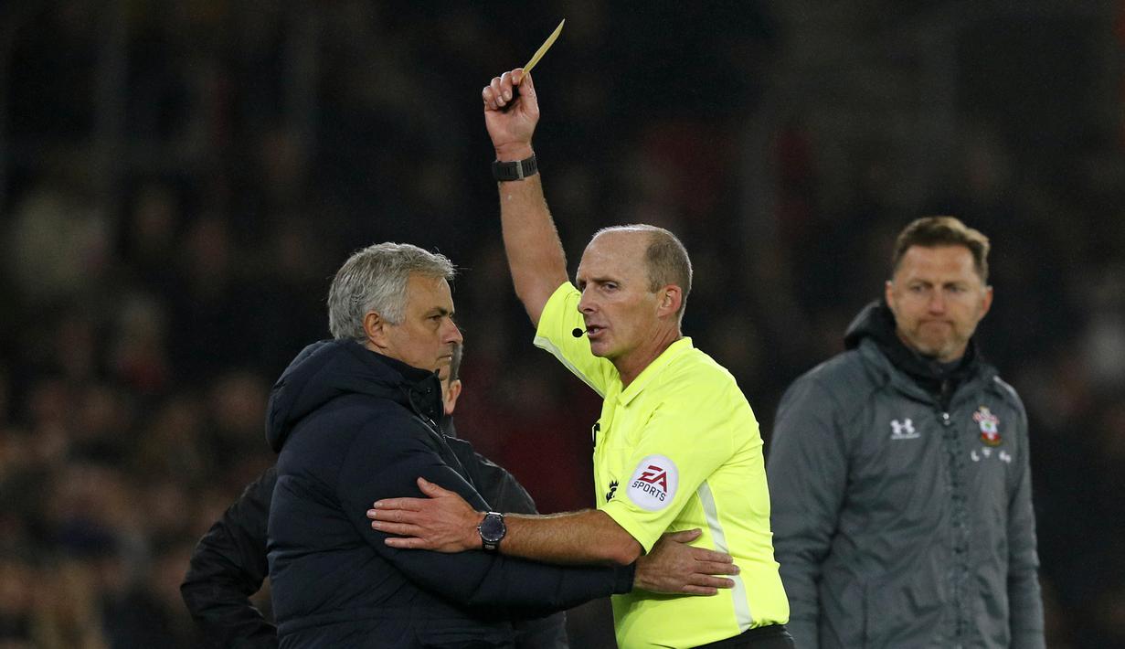 Pelatih, Tottenham, Jose Mourinho, ketika mendapatkan kartu kuning karena mengintip taktik tim Southampton di tengah pertandingan dalam laga Premier League pada 1/1/2020 lalu. (AFP/Adrian Dennis)
