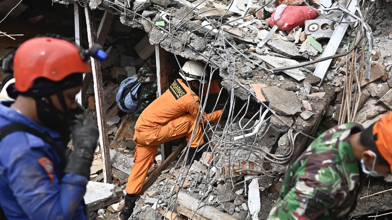 Evakuasi Korban Gempa Mamuju Tetap Dilanjutkan