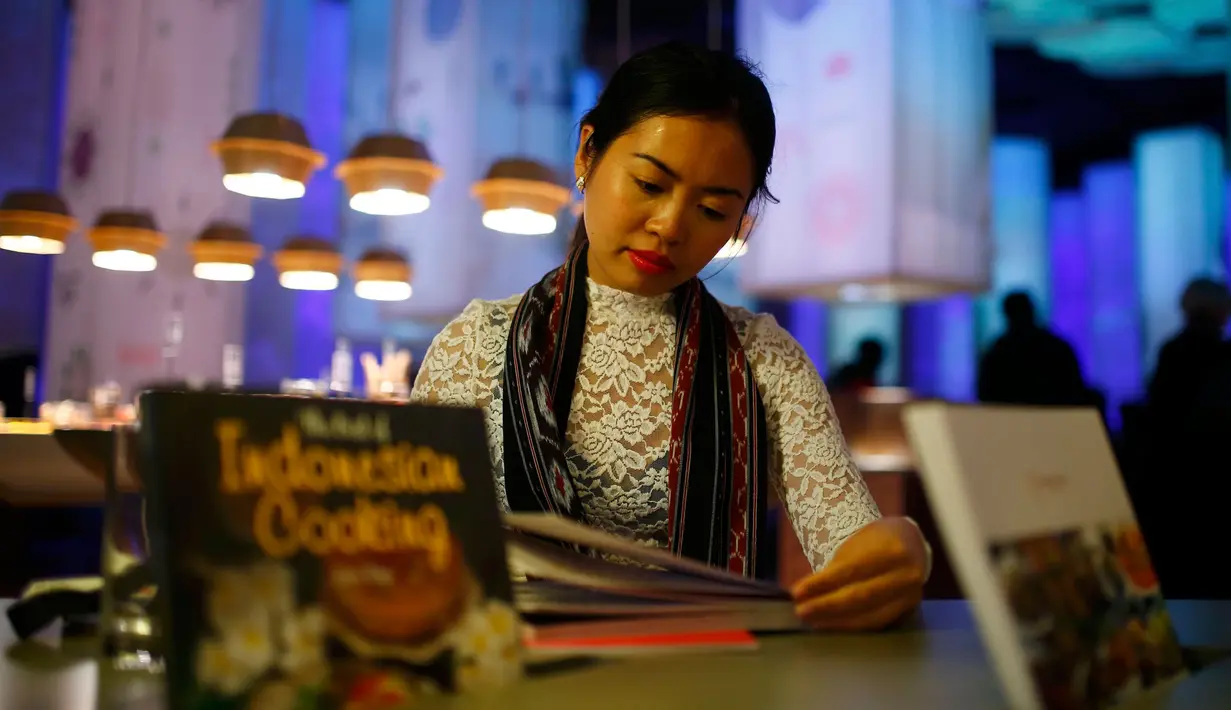 Seorang wanita membaca salah satu buku sastra asal Indonesia selama pameran Frankfurt book fair, Jerman, Selasa (13/10/2015). Pameran buku mengambil tema sastra Indonesia. (REUTERS/Ralph Orlowski) 