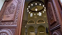 Penampakan daun pintu dan ruang dalam Masjid Ketchaoua atau Katsyawah yang berada di distrik Casbah, Aljir, Aljazair, Rabu (15/11). Masjid ini juga merupakan Situs Warisan Dunia. (AFP Photo/Ryad Kramdi)