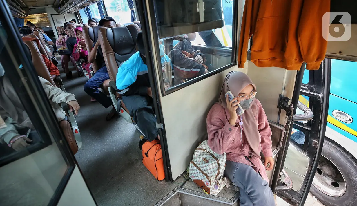 Diprediksi, puncak arus penumpang di Terminal Bayangan Pondok Pinang, Jakarta akan terjadi pada 27 dan 28 Maret 2025. (Liputan6.com/Angga Yuniar)