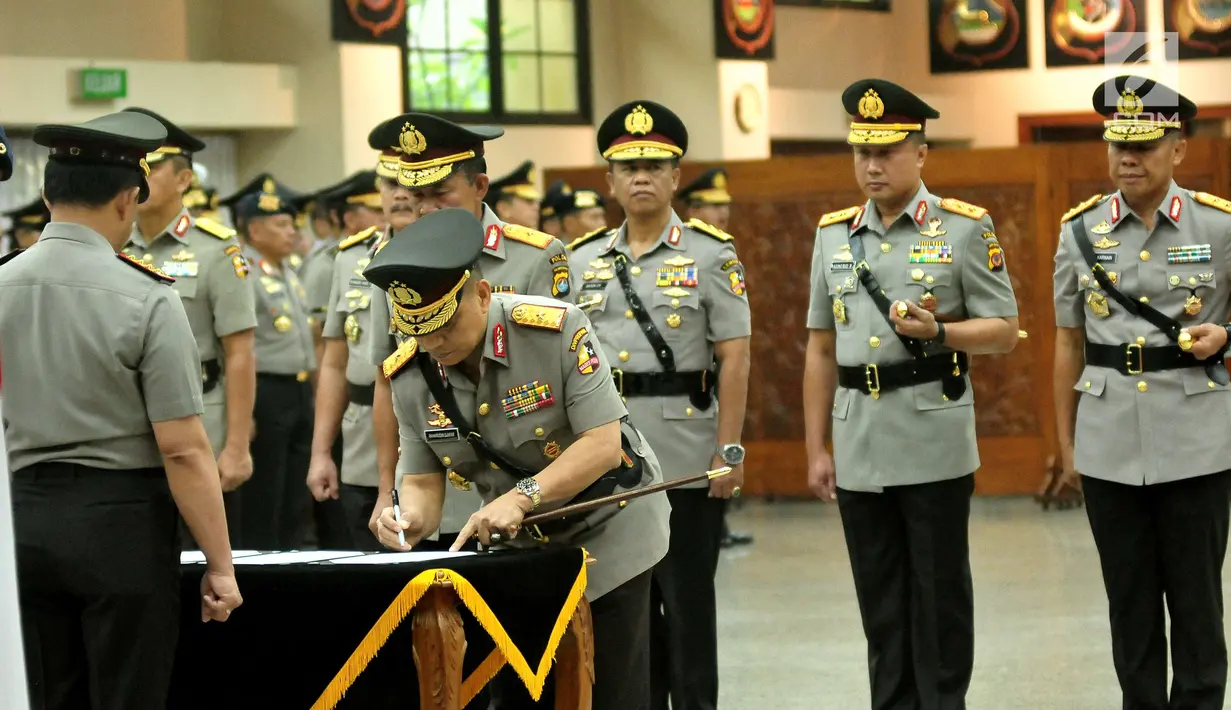 Kapolri Jenderal Tito Karnavian menyaksikan penandatangan dokumen serah terima Jabatan di Gedung Rupatama Mabes Polri, Jakarta, Selasa (5/9). Tito melantik lima kapolda baru dan menaikkan pangkat 11 pejabat tinggi Polri. (Liputan6.com/Helmi Afandi)