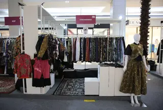 Koleksi Liyan Indonesia memiliki keunikan pada desain dan diperkuat dengan material tambahan yang menjadi daya tarik tersendiri. (foto: Adrian/Fimela.dok)