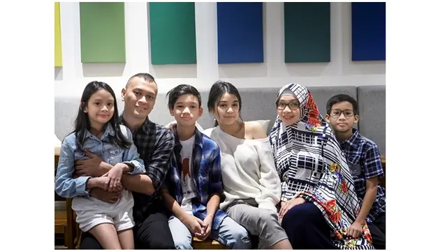 Meski menjadi gitaris terkenal, Andra dan keluarga terlihat sederhana.