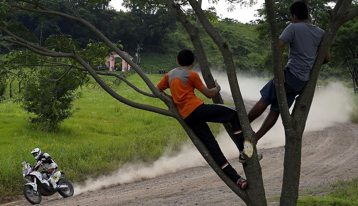 Pereli Slovakia, Ivan Jakes, saat beraksi di Etape 3 Reli Dakar 2016 antara Termas de Rio Hondo dan Jujuy, Argentina, (5/1/2016). (AFP/Franck Fife)