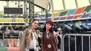 Keduanya tampil serasi dengan gaya edgy boho mengenakan boots sebagai outfit konser [@ayutingting92]